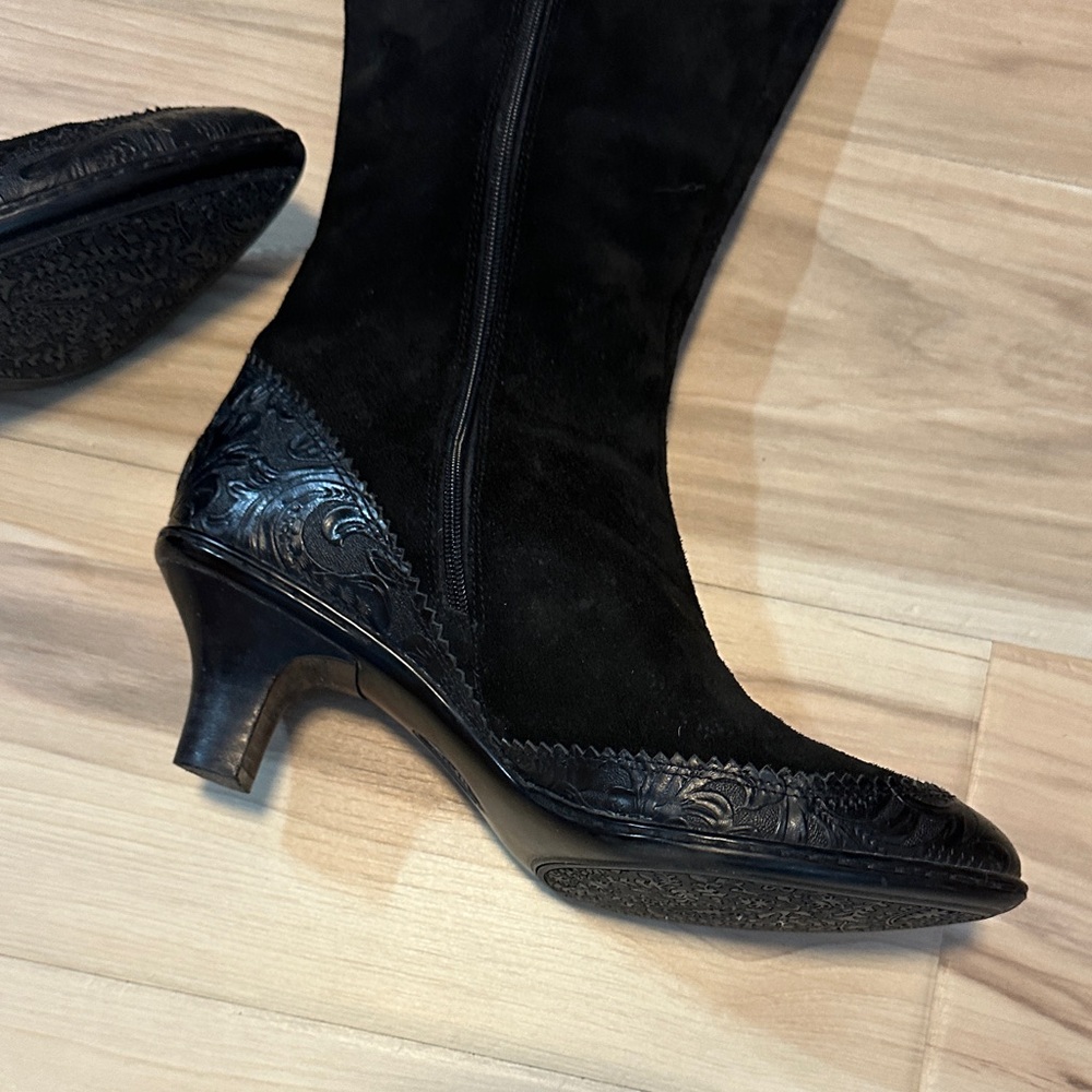 Sofft Bastia Gothic Western Black Heeled Embossed Suede Leather Boots 8 - Picture 5 of 13